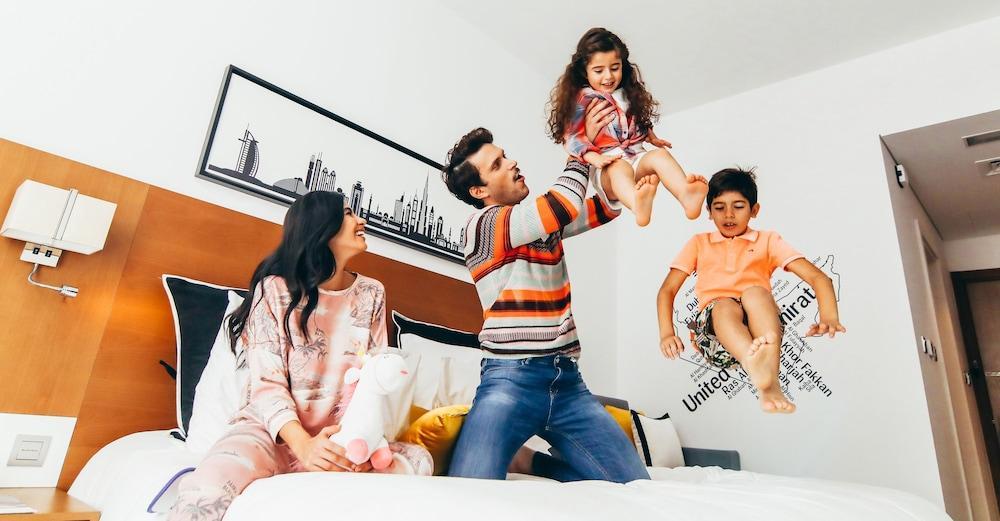 Tryp By Wyndham Dubai Hotel Exterior foto Family at the hotel