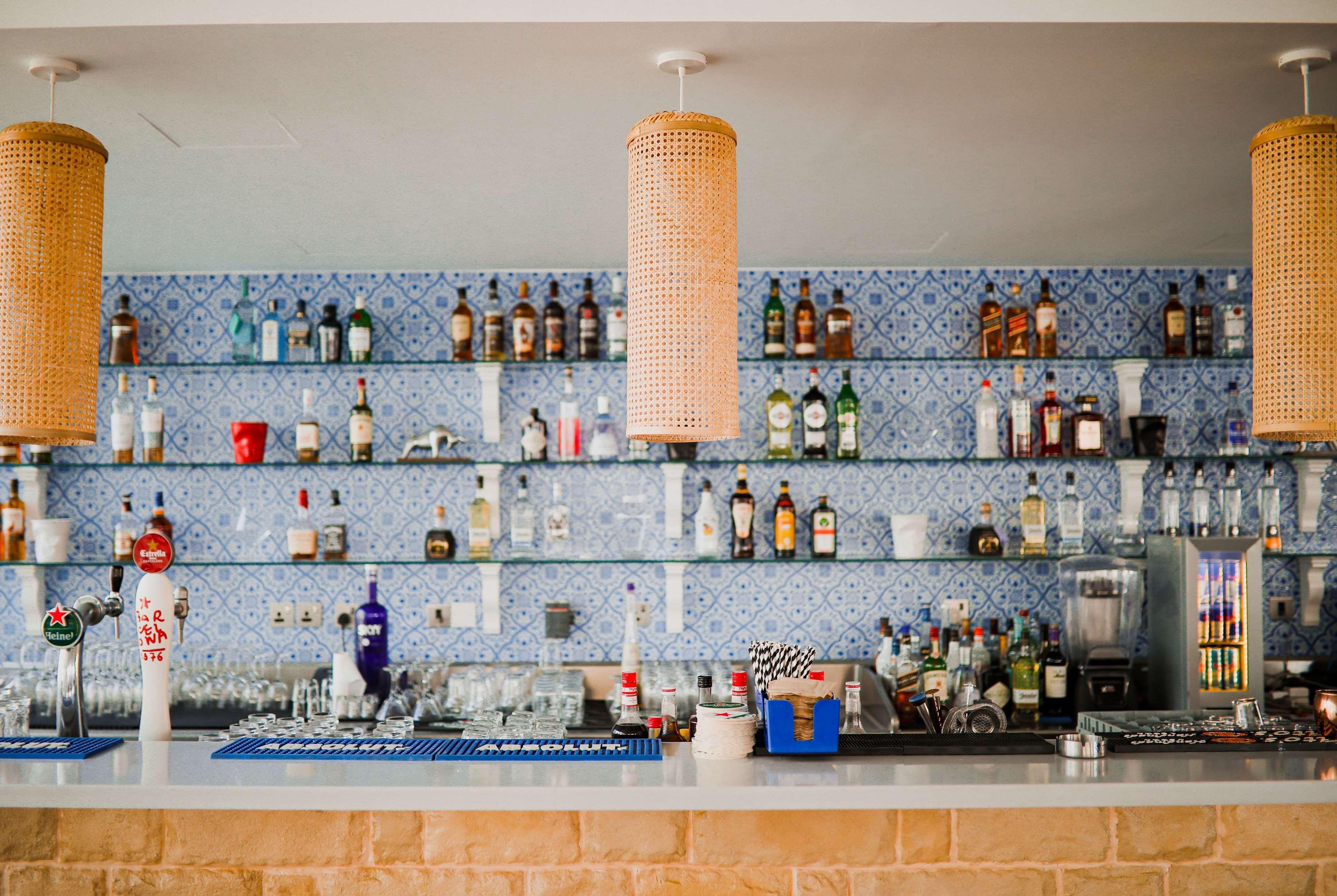 Tryp By Wyndham Dubai Hotel Exterior foto The bar at the beach