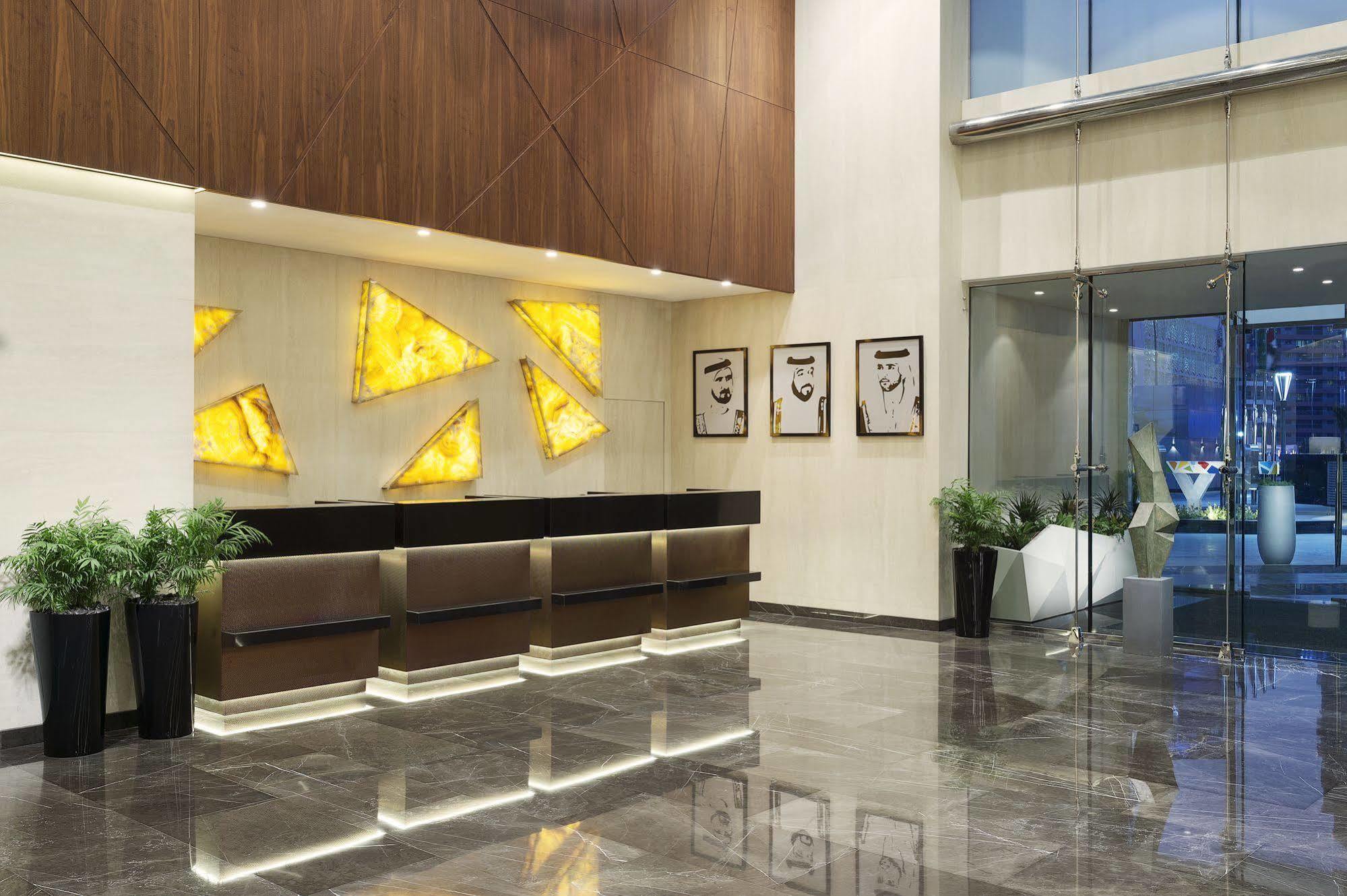 Tryp By Wyndham Dubai Hotel Exterior foto Reception desk