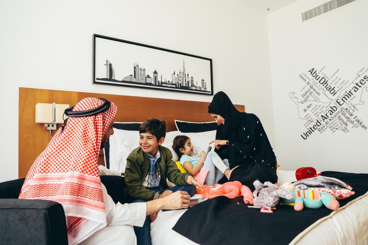 Tryp By Wyndham Dubai Hotel Exterior foto Family in a hotel room