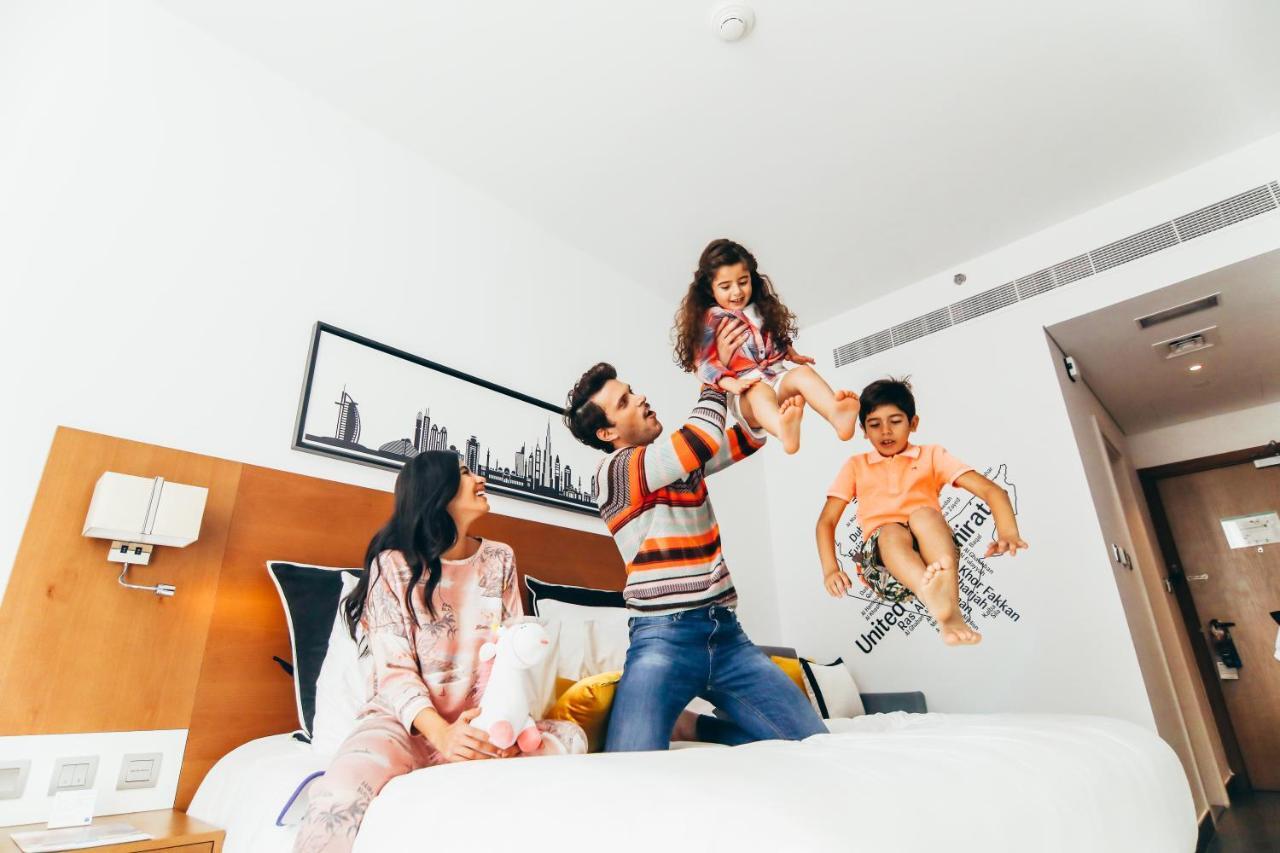 Tryp By Wyndham Dubai Hotel Exterior foto Family in a hotel room